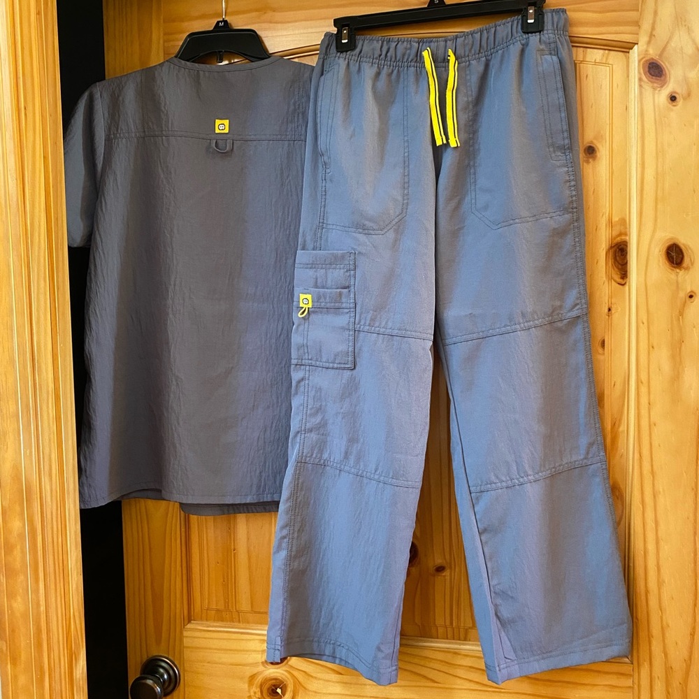 WonderWinks 4 Stretch Graphite Scrubs Top-Med and Small Petite Pant Gently Worn